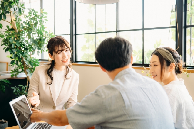 コワーキングスペースで会議を行う人たち