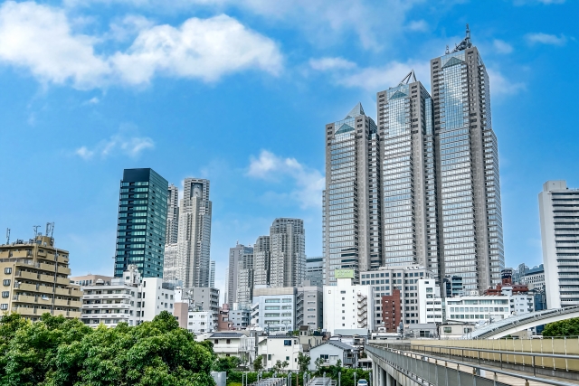 そびえ立つ新宿副都心の迫力ある超高層ビル