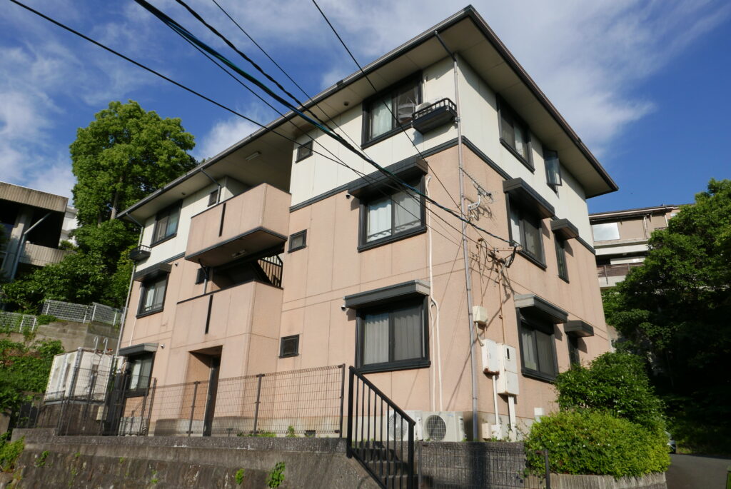 閑静な住宅街にある質素なアパート