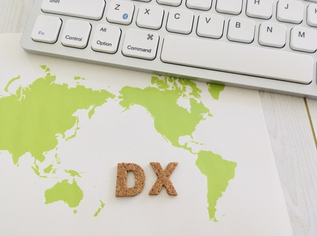 キーボードと世界地図とDXの文字